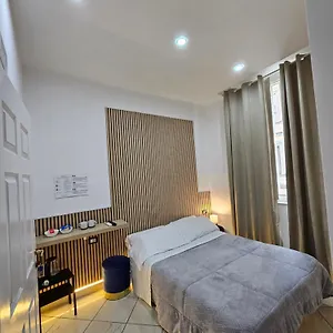 Room&jacuzzi 2*, Naples Italie
